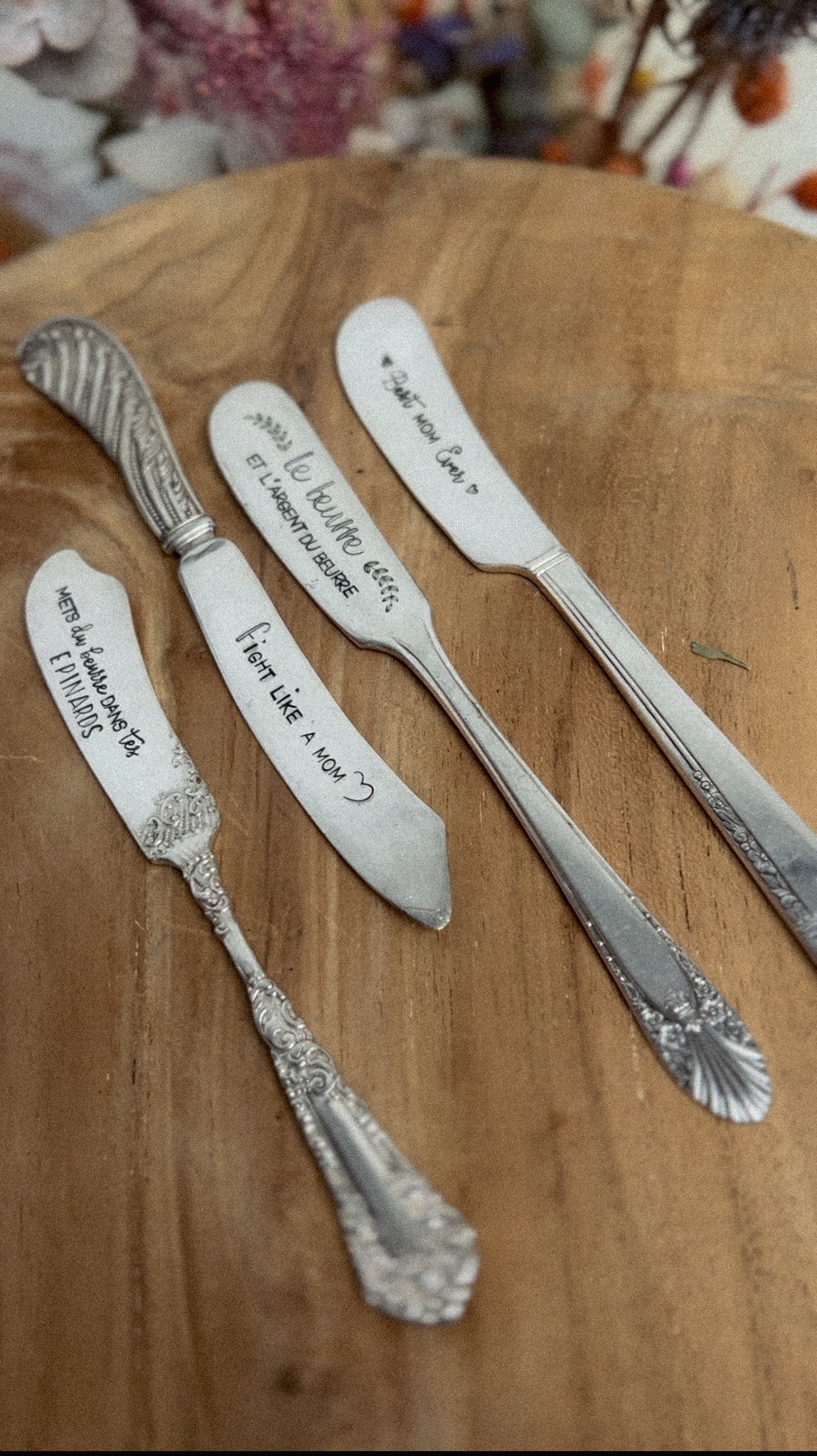 Beau couteau à beurre Manche argent fourré Décor Œillets Art